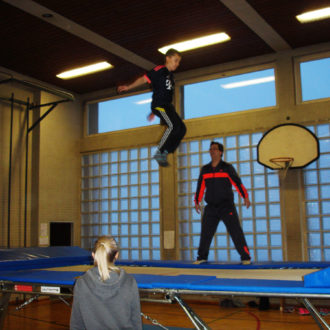 Trampolinspringen begeisterte Grundschüler Trampolinspringen begeisterte Grundschüler