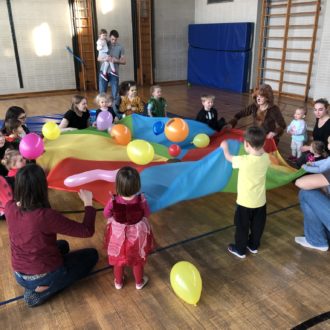 Faschingsstunde beim Eltern-Kind-Turnen Faschingsstunde beim Eltern-Kind-Turnen